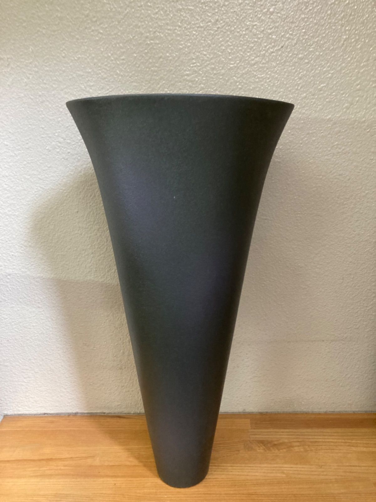 美品　金属製　花器　吊るし　満月型　 落ち着いたデザインが上品な　花道 SHIRAKABA｜シルエットと陰影が美しい枝もの花器