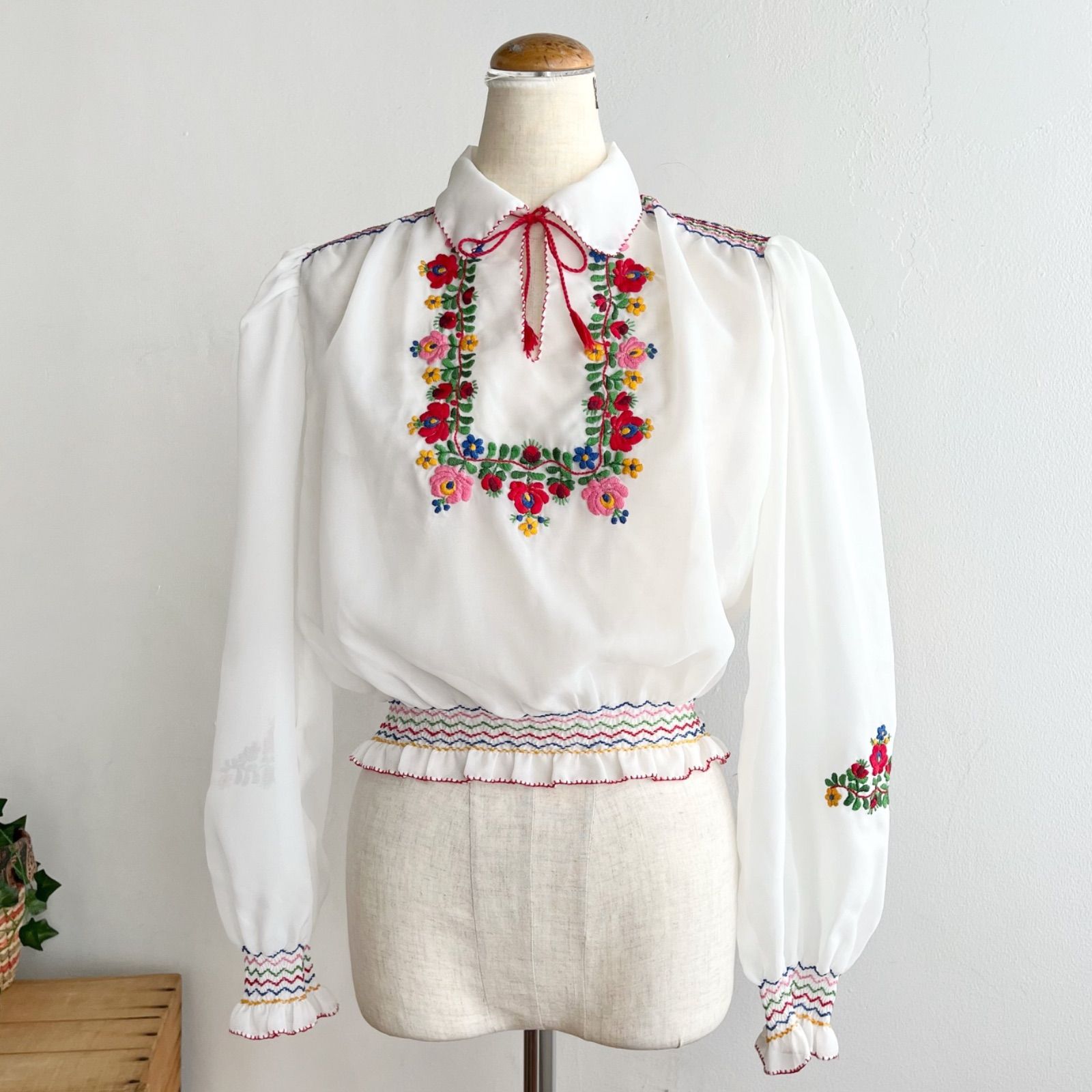 ハンガリーカロチャ刺繍ブラウス マチョー刺繍 古着 民族衣装 ハンガリー カロチャ刺繍 手仕事 民族 ブラウス - メルカリ