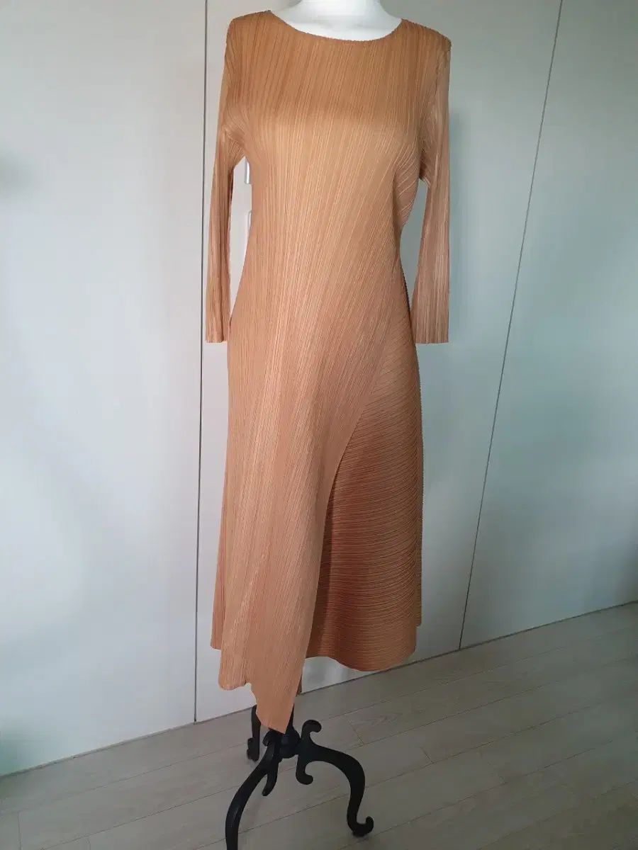 ベージュ プリーツ アシンメトリー ロング ONE PIECE