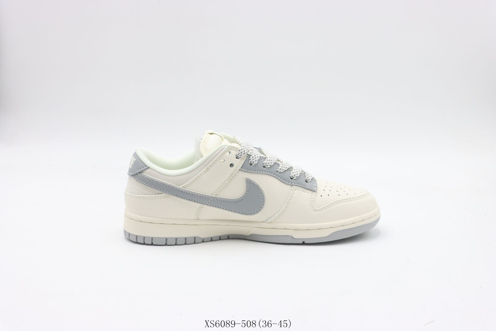 今日 ナイキのスケートシューズ 白と灰 XS6089 - 508