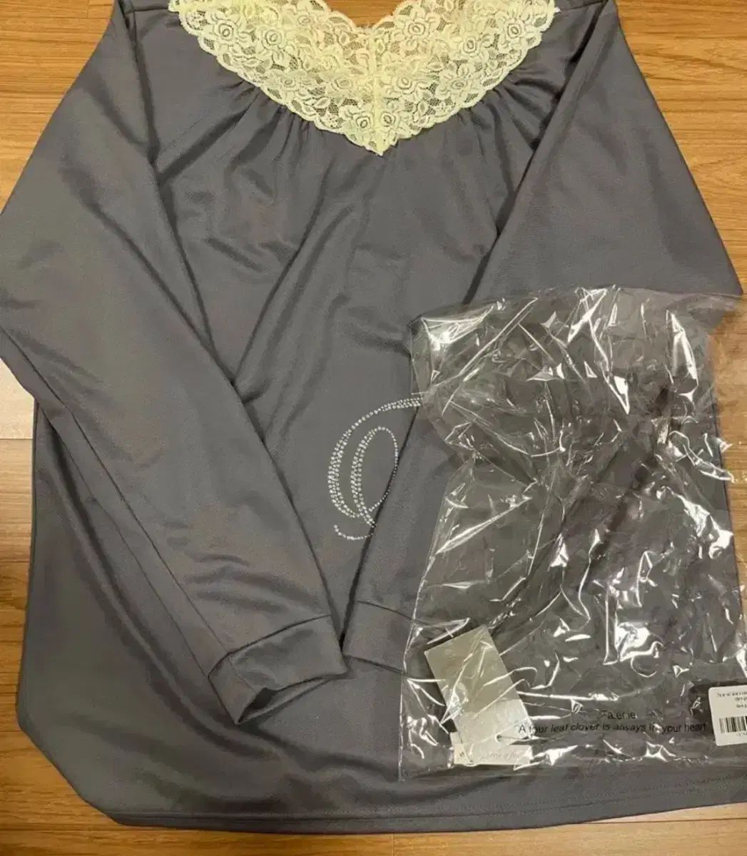 shop faerie レース Vネック シャーリングトップス - メルカリ