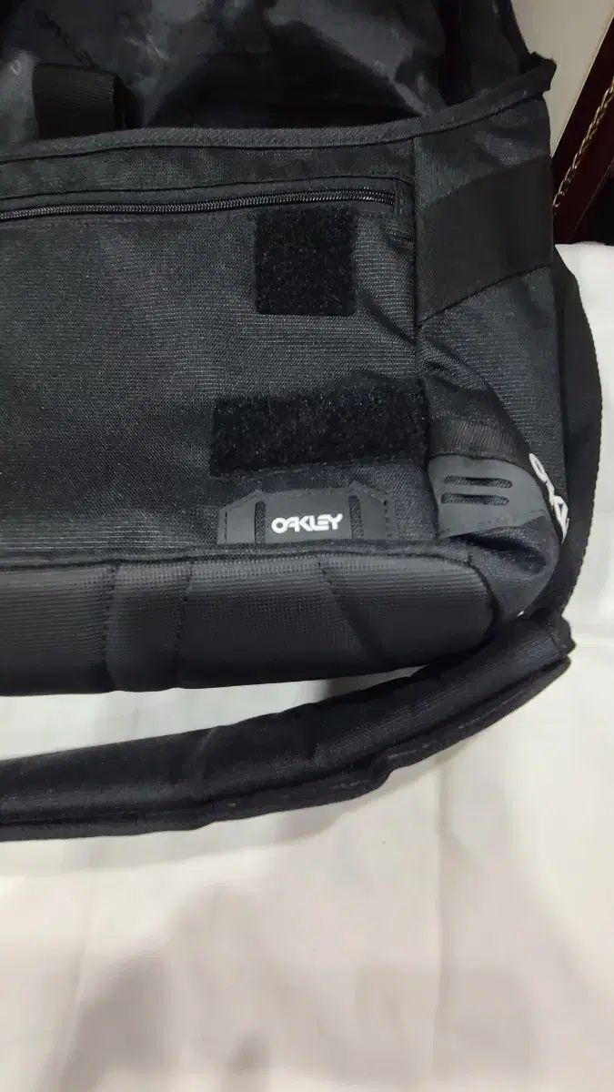 Oakley ブラック メッセンジャーバッグ OAKLEY ブラック メッセンジャーバッグ - メルカリ