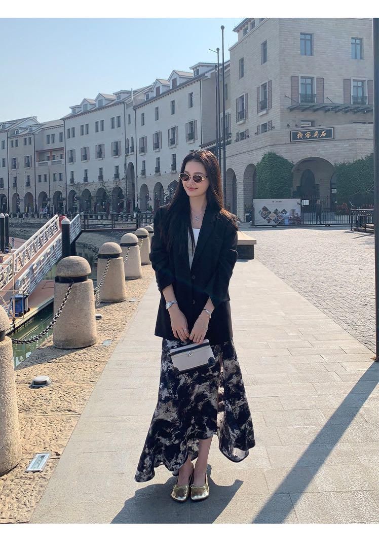 春のお出かけにぴったり♪花柄×スリットロングスカート