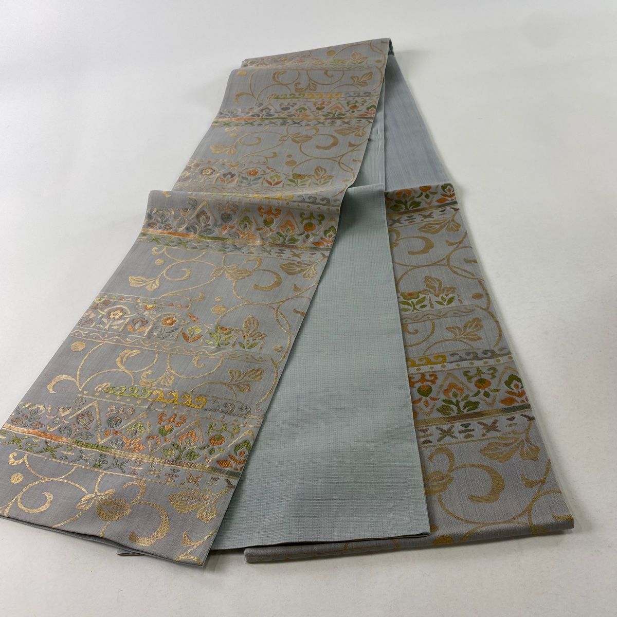 袋帯 誉華紋 唐花 金糸 正絹 六通 Q750 袋帯 秀品 横段雅唐花紋 金糸 灰色 六通 正絹 【中古】 - メルカリ