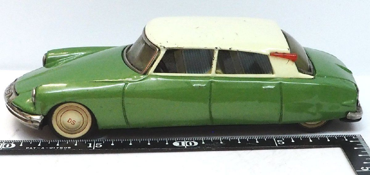 萬代屋【CITROEN DS19 Sedanシトロエン セダン黄緑】ブリキ