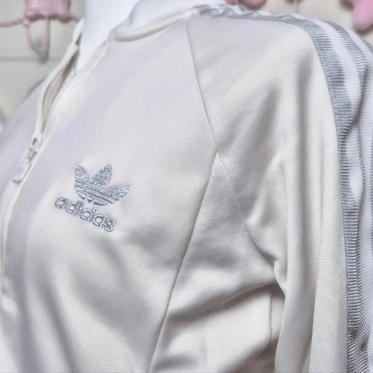 一流の素材、 完璧な品質。 adidas アディダス 必須アイテム シルバー 白 トラックトップス ジャージ stc トップス
