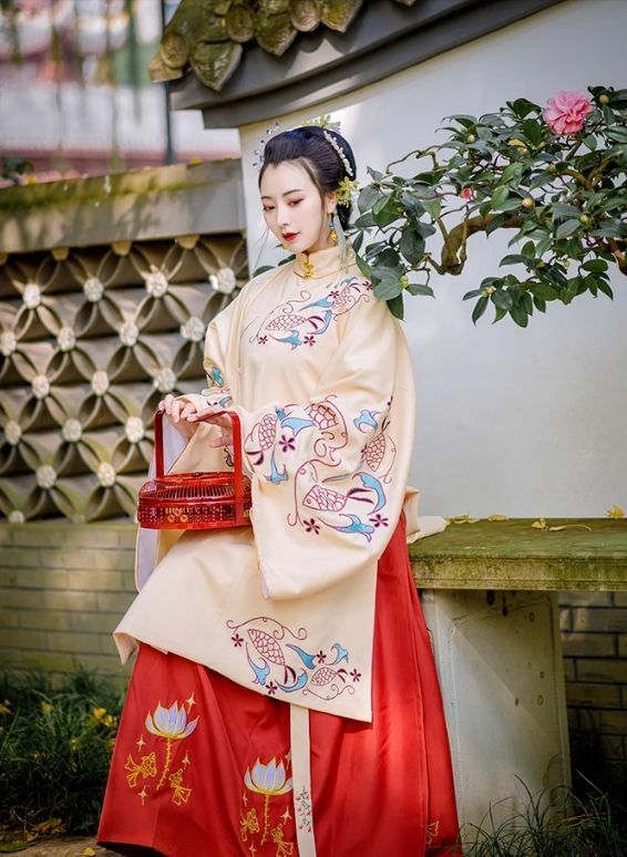 新品未使用】漢服 豪華刺繍デザイン 中国風 魚蓮明制漢服 秋冬用 刺繍