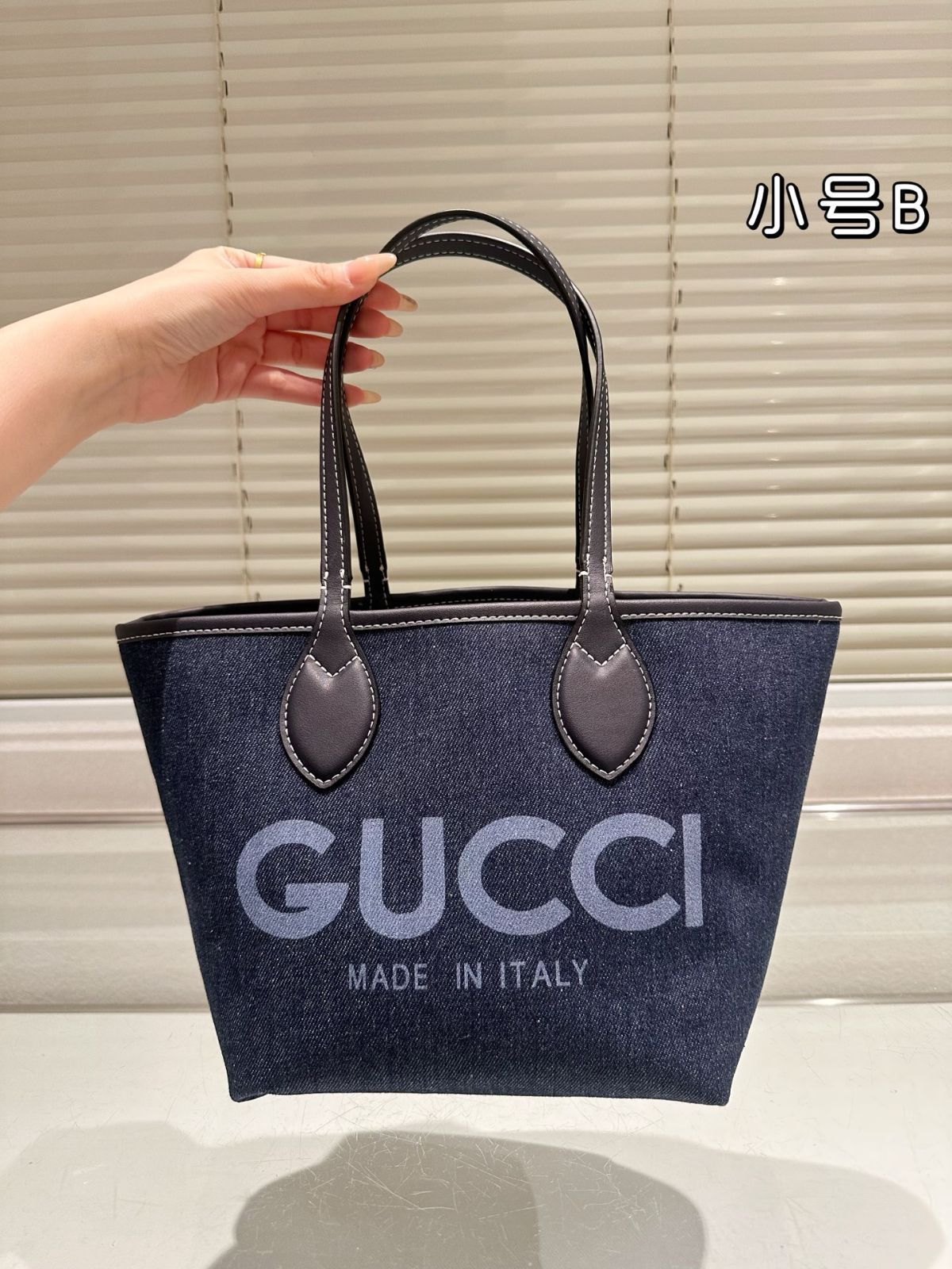 グッチ」の最新デニム小物｜軽量さが追求された人気トート