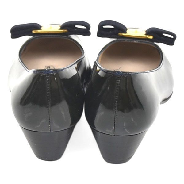 極美品 サルヴァトーレフェラガモ パンプス 24.5 エナメル ヴァラリボン サルヴァトーレフェラガモ ヴァラリボン エナメル パンプス 4.5B(約