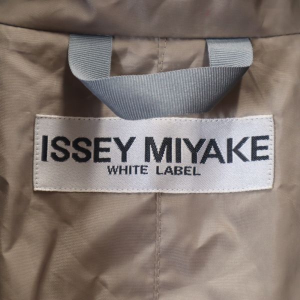 イッセイミヤケ ホワイトレーベル パッカリングポリジップコート 1 ベージュ ISSEY MIYAKE WHITE LABEL レディース  R221116 - ロングコート