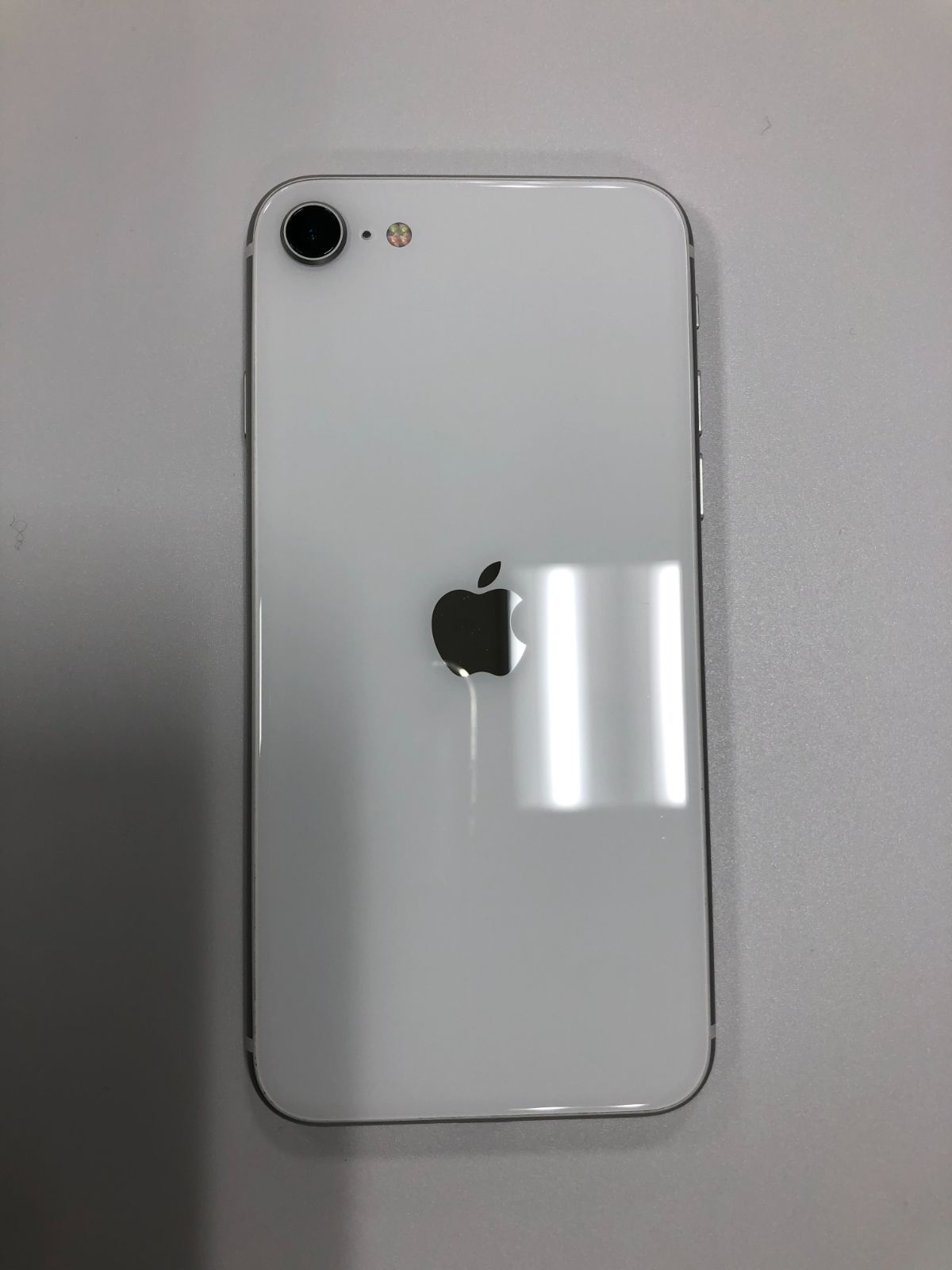 【中古】iPhone SE 第2世代 (SE2) 64GB ホワイト バッテリ80％ docomo本体