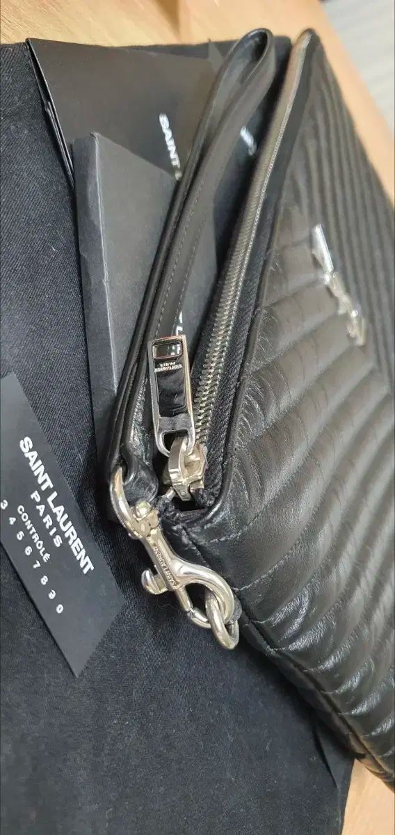 Yves Saint Laurent レザー クラッチバッグ シルバー Yves Saint Laurent レザー クラッチバッグ シルバー