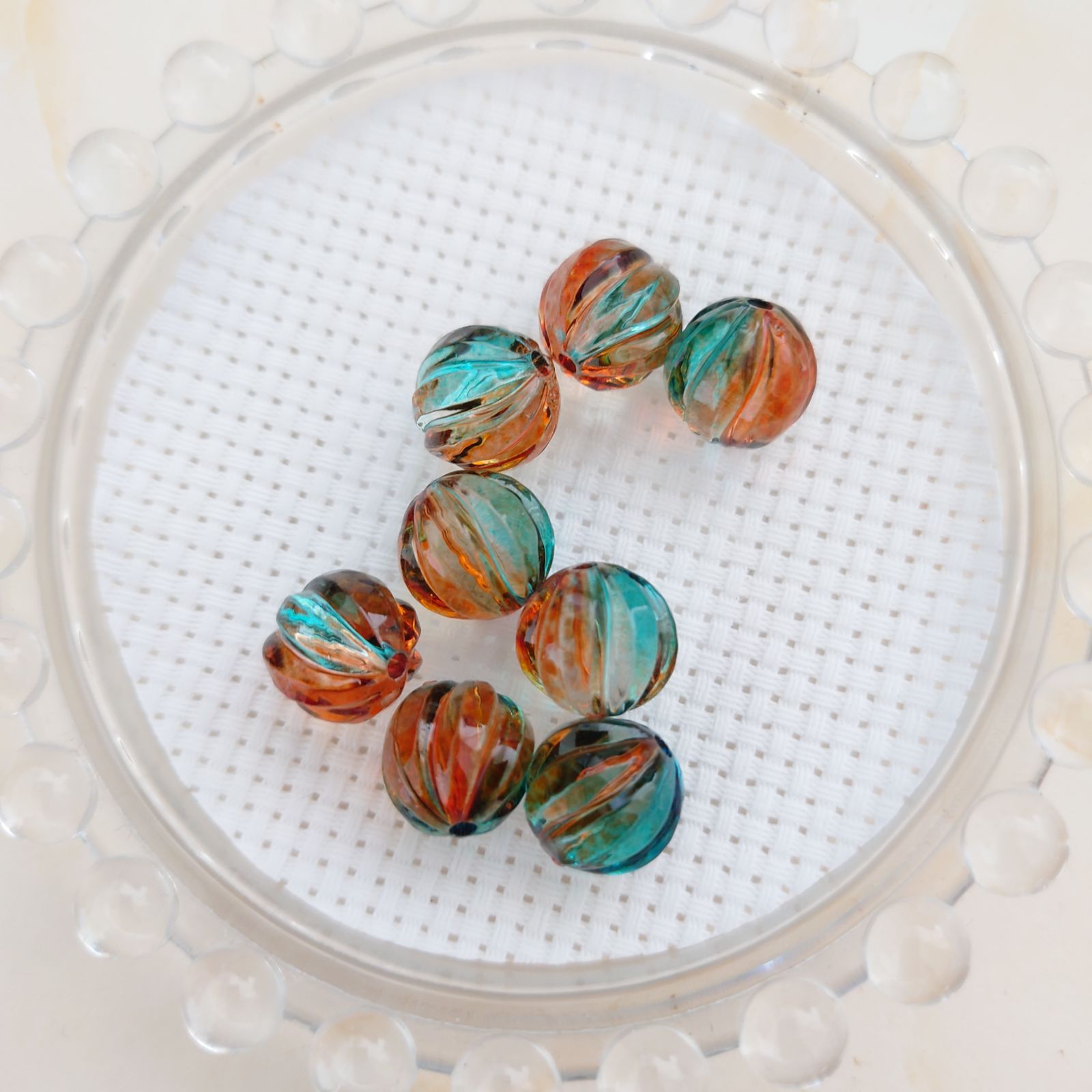 秋薔薇ピアス❀白い薔薇とブルーグラデーション 手染めビーズのコラボ