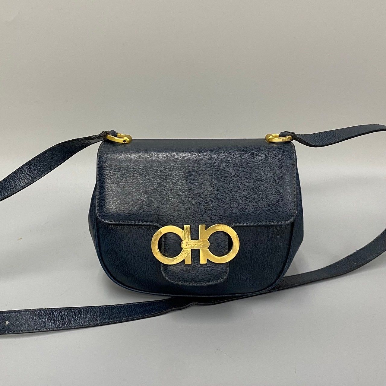 美品 Salvatore Ferragamo サルヴァトーレフェラガモ ガンチーニ ロゴ 