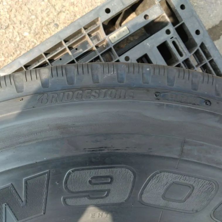 【送料込・特価商品】11R22.5  BRIDGESTONE  R225  再生・リトレッド