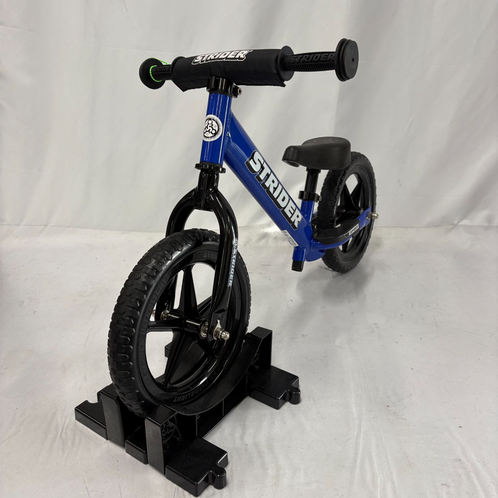 未使用級 美品 STRIDER ストライダー　12インチ ブルー 青 スポーツ 人気カラー STRIDER ストライダー スポーツモデル 青 ブルー 12