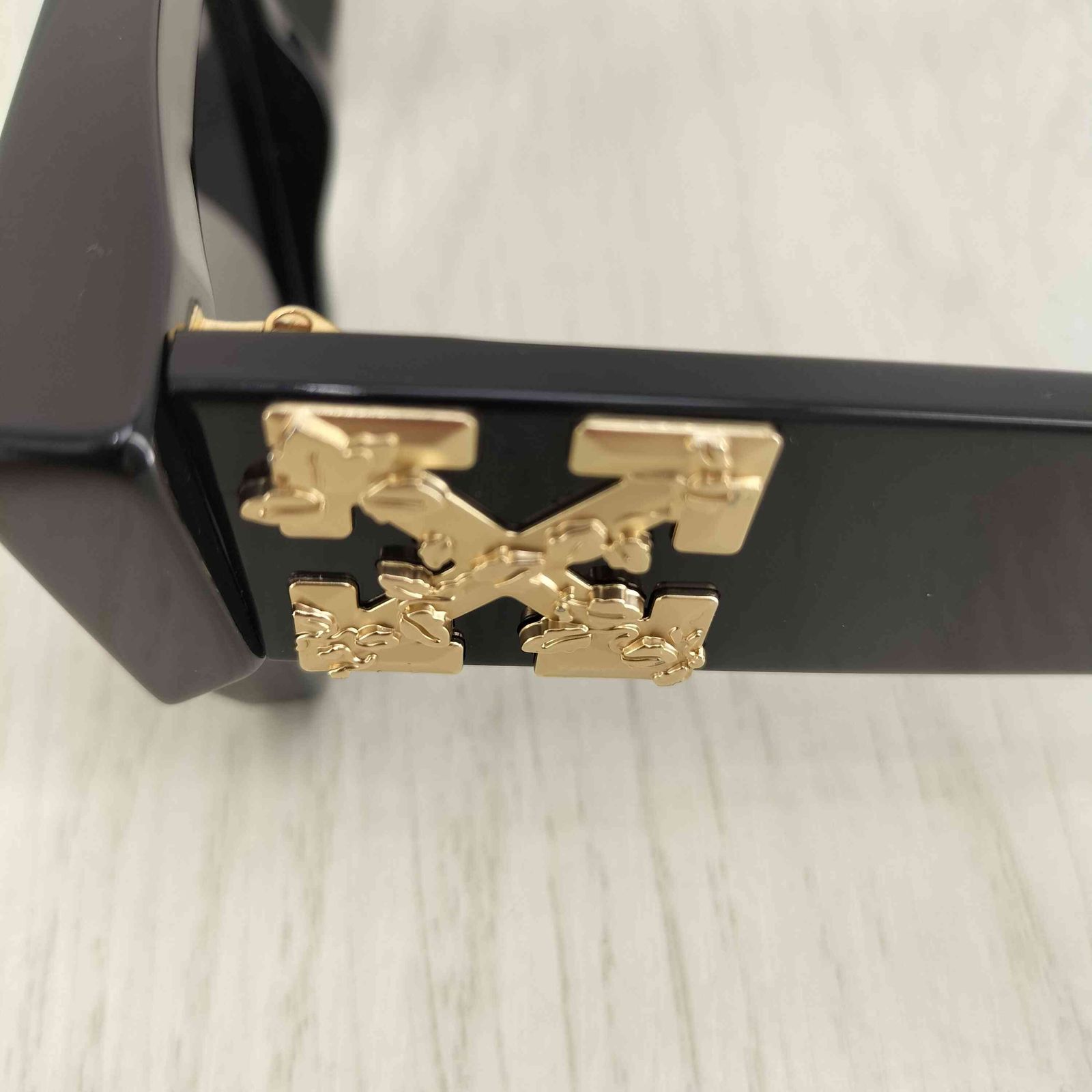 新品　Off-White  Catalina カタリナ サングラス Off White CATALINA sunglasses black rectangular | LookerOnline