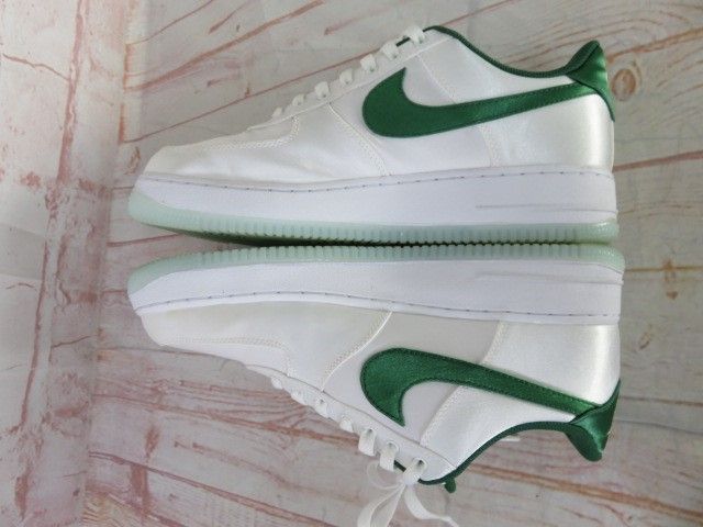 中古】 箱有 NIKE ﾅｲｷ W AIR FORCE 1 '07 ESS SNKR ｴｱﾌｫｰｽ ｽﾆｰｶｰ