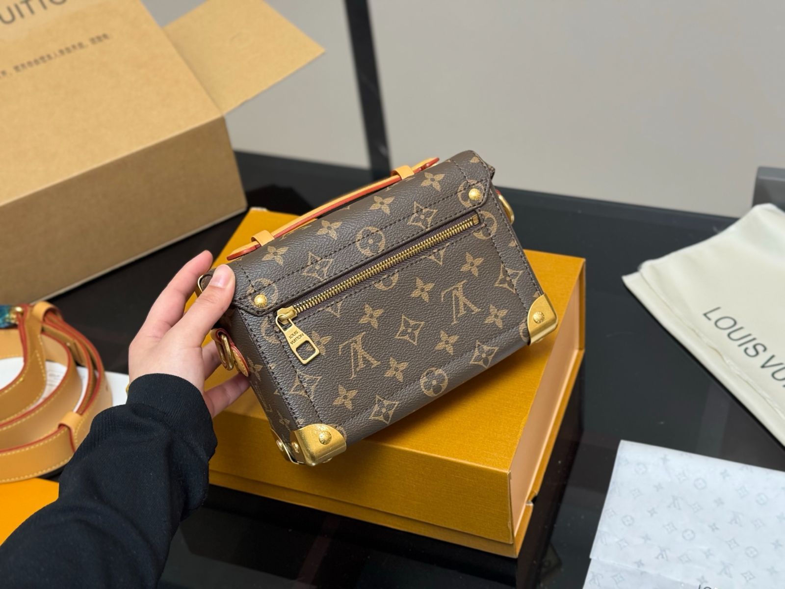 ≪気品溢れる≫【LOUIS VUITTON】 ソフトトランク ミニバッグ 今日特価】LV Mini Soft Trunk ルイ・ヴィトン ミニ ソフト