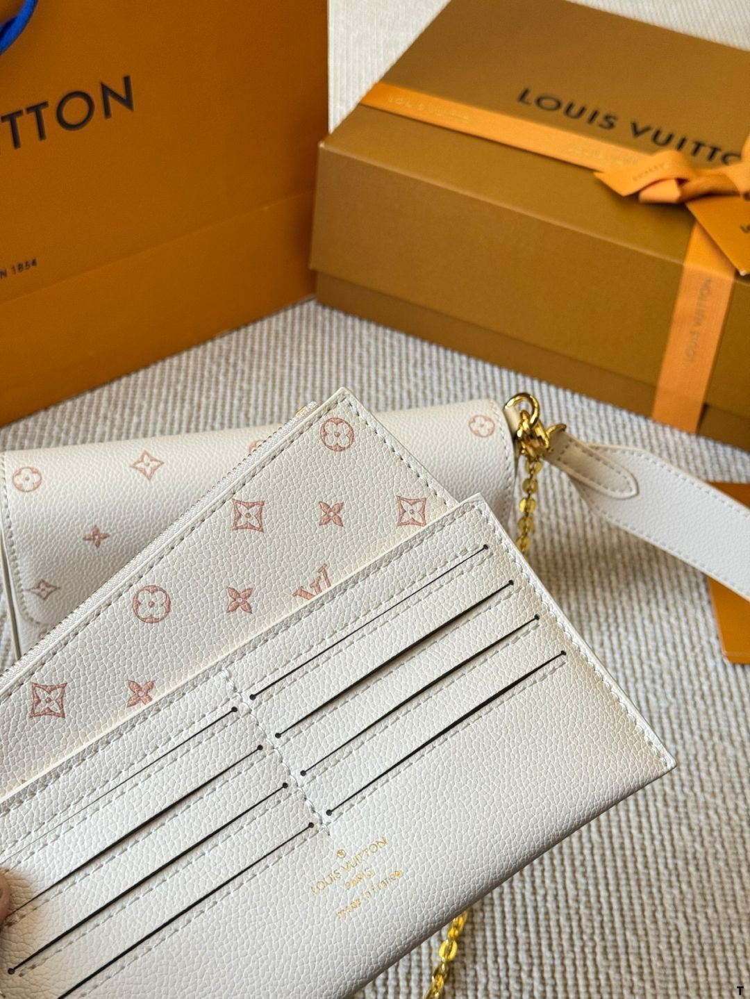 【専用】ルイヴィトン　ポシェット・フェリシー ルイ・ヴィトン 2024 年ニューカラー ポシェット フェリシー
