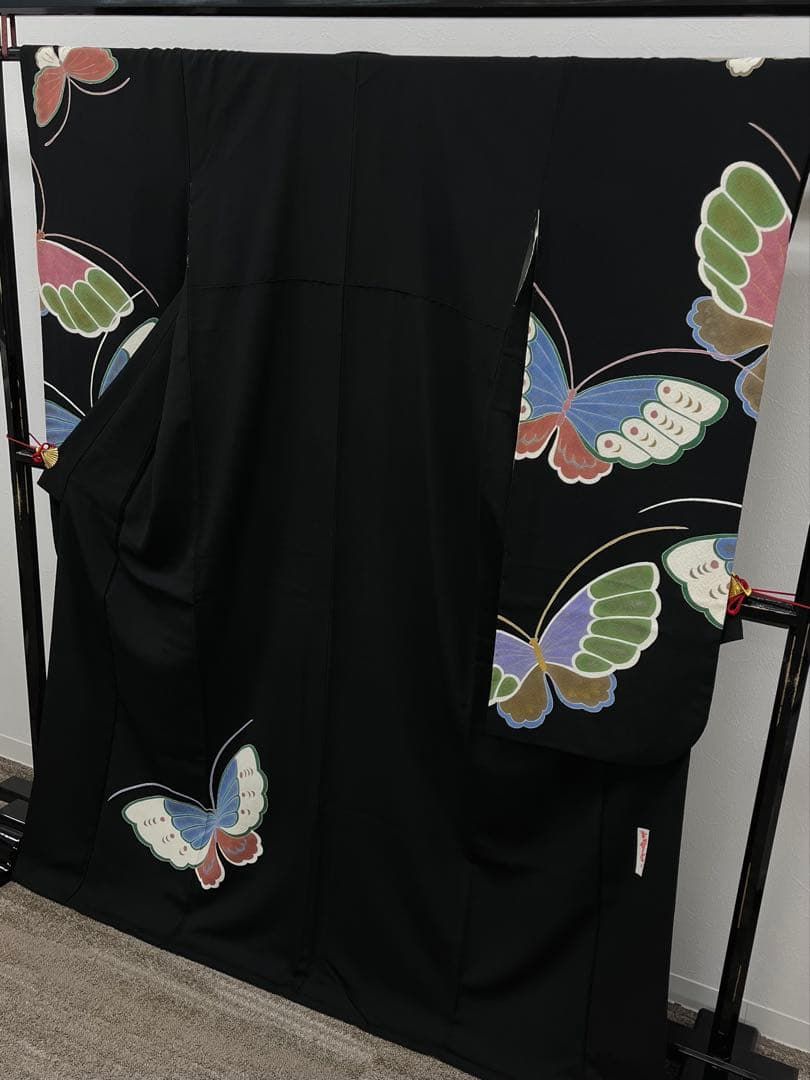 ジュサブロー 辻村寿三郎 落款入 振袖 手描き友禅 金彩 ちりめん 正絹 黒地 ジュサブロー 辻村寿三郎 落款入 振袖 手描き友禅 金彩 ちりめん 正絹