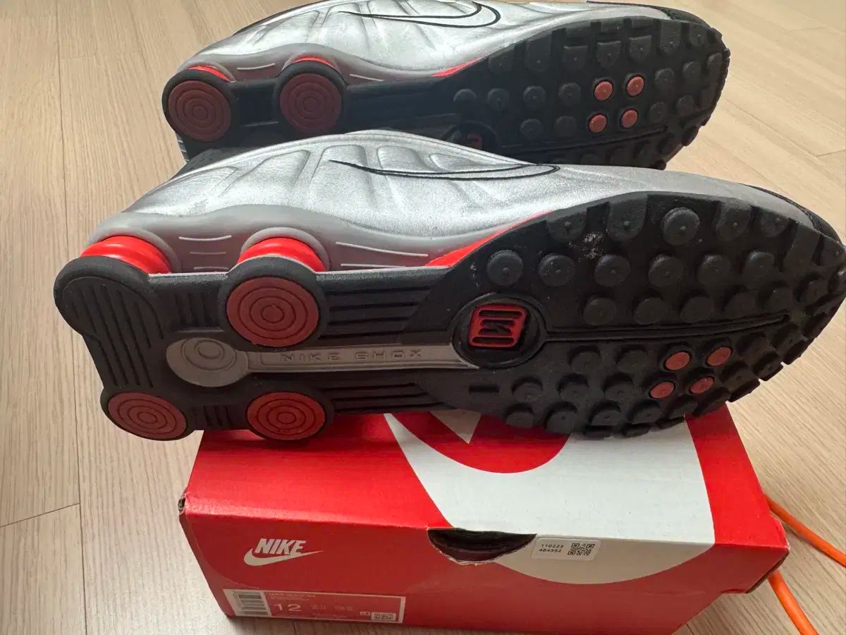 NIKE ナイキ ショックス r 4 レッド 300 ナイキコリア Kream