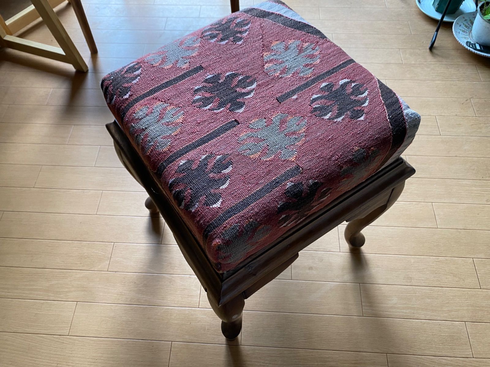 カイセリキリムと無垢の木のお洒落なオットマン トルコから直輸入通関済些細な訳有アウトレット価格即決