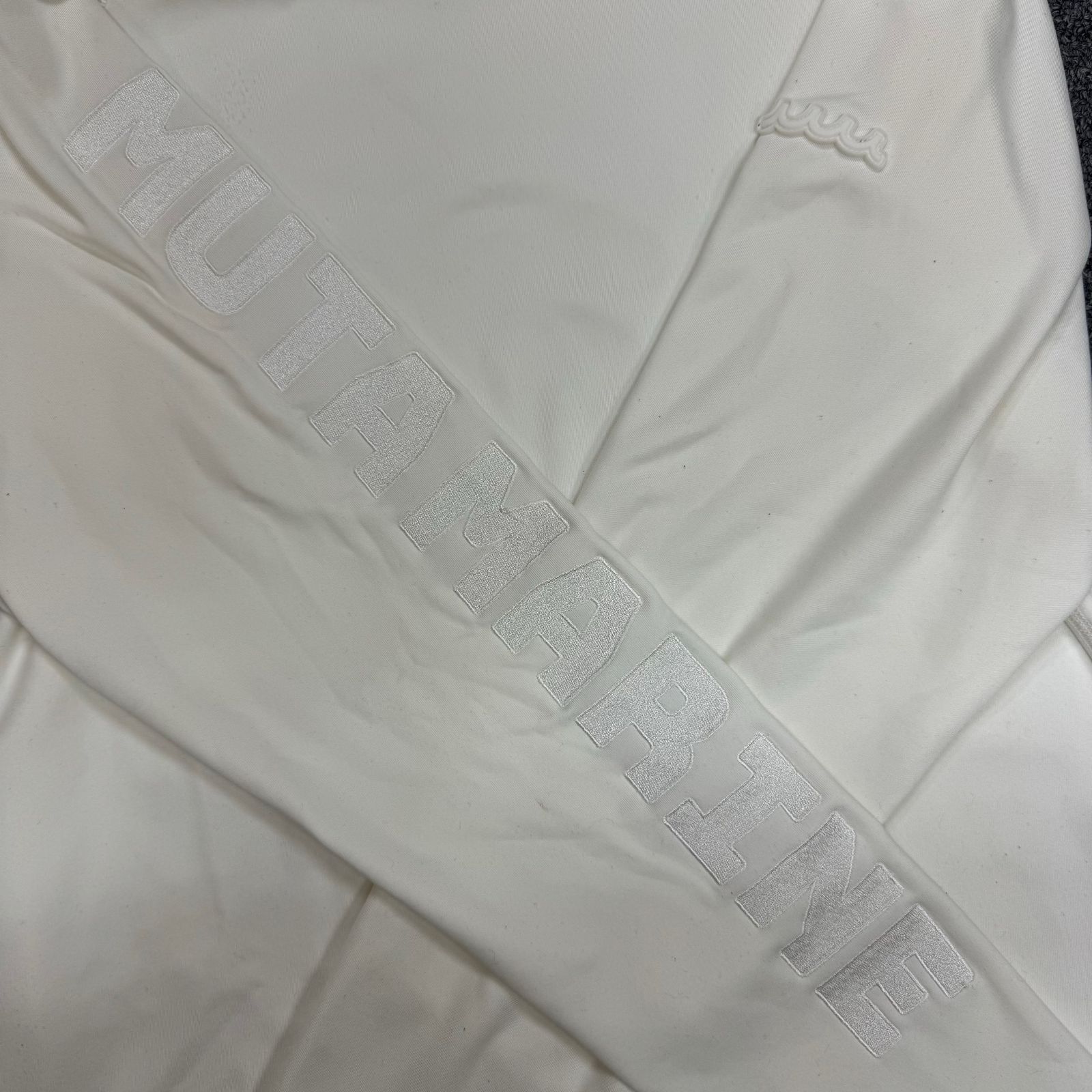 定価16500円 muta MARINE 袖ロゴ ストレッチジャージーモックネック 