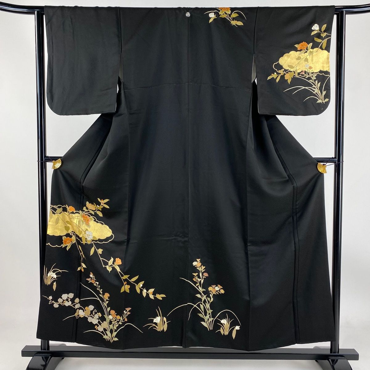 ［4380］訪問着 美品 枝花松文様 駒刺繍 鈴乃屋扱い 正絹 着物 袷 黒 4380］訪問着 美品 枝花松文様 駒刺繍 鈴乃屋扱い 正絹 着物 袷