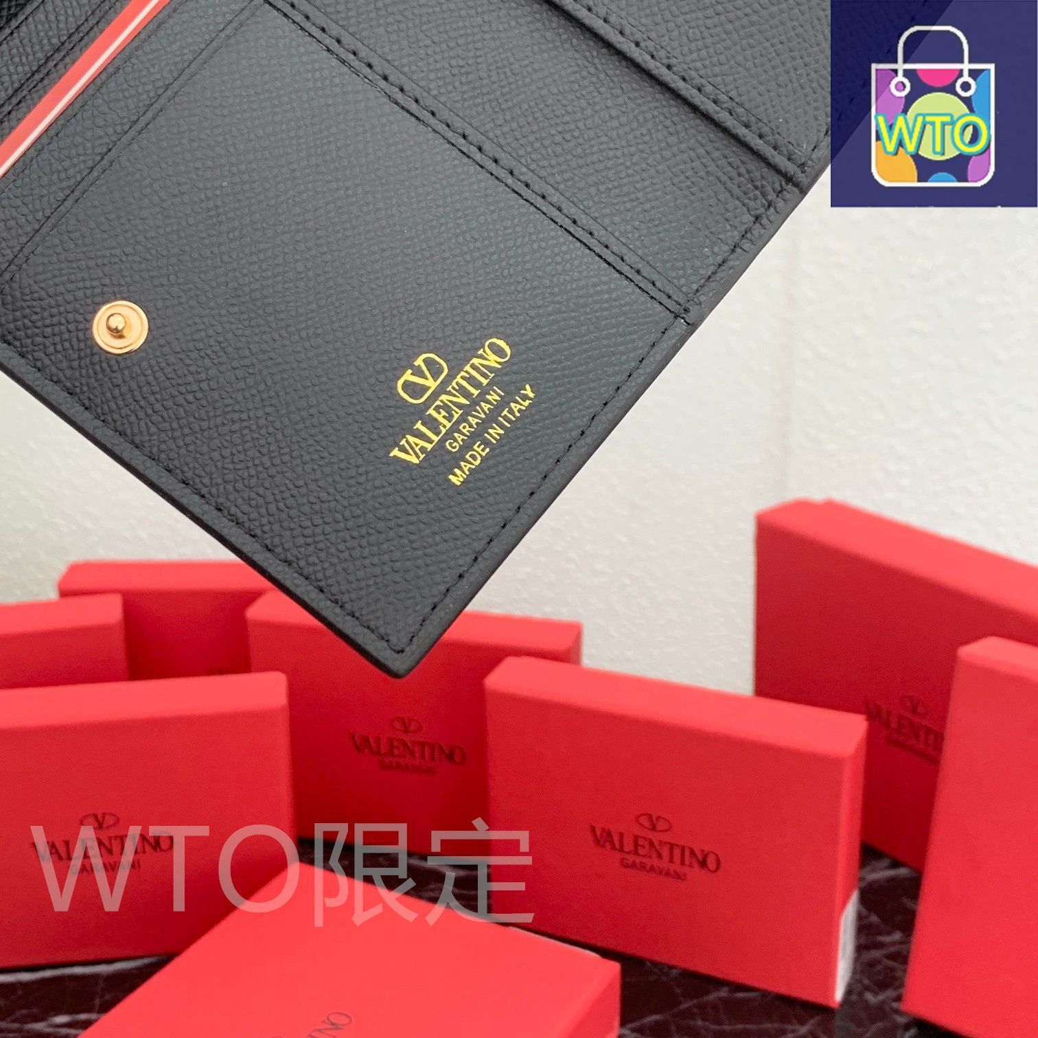 レザー使用 コンパクトで実用的なデザイン