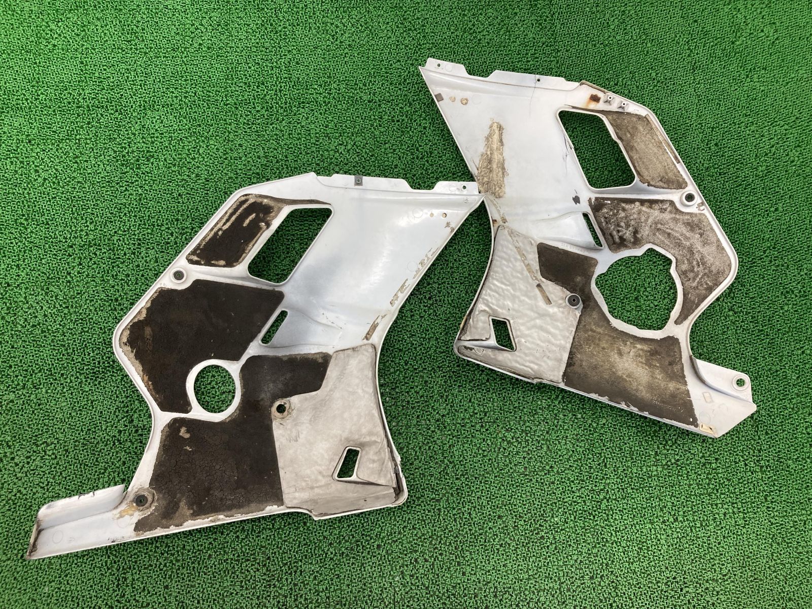 FZR250R サイドカウル 左右 3LN ヤマハ 純正 バイク 部品 初期型 アンダーカウル 修復素材やペイント素材に 品薄 希少品 【中古】 15 FZR250R サイドカウル 左右 3LN ヤマハ 純正 中古 バイク 部品 初期型