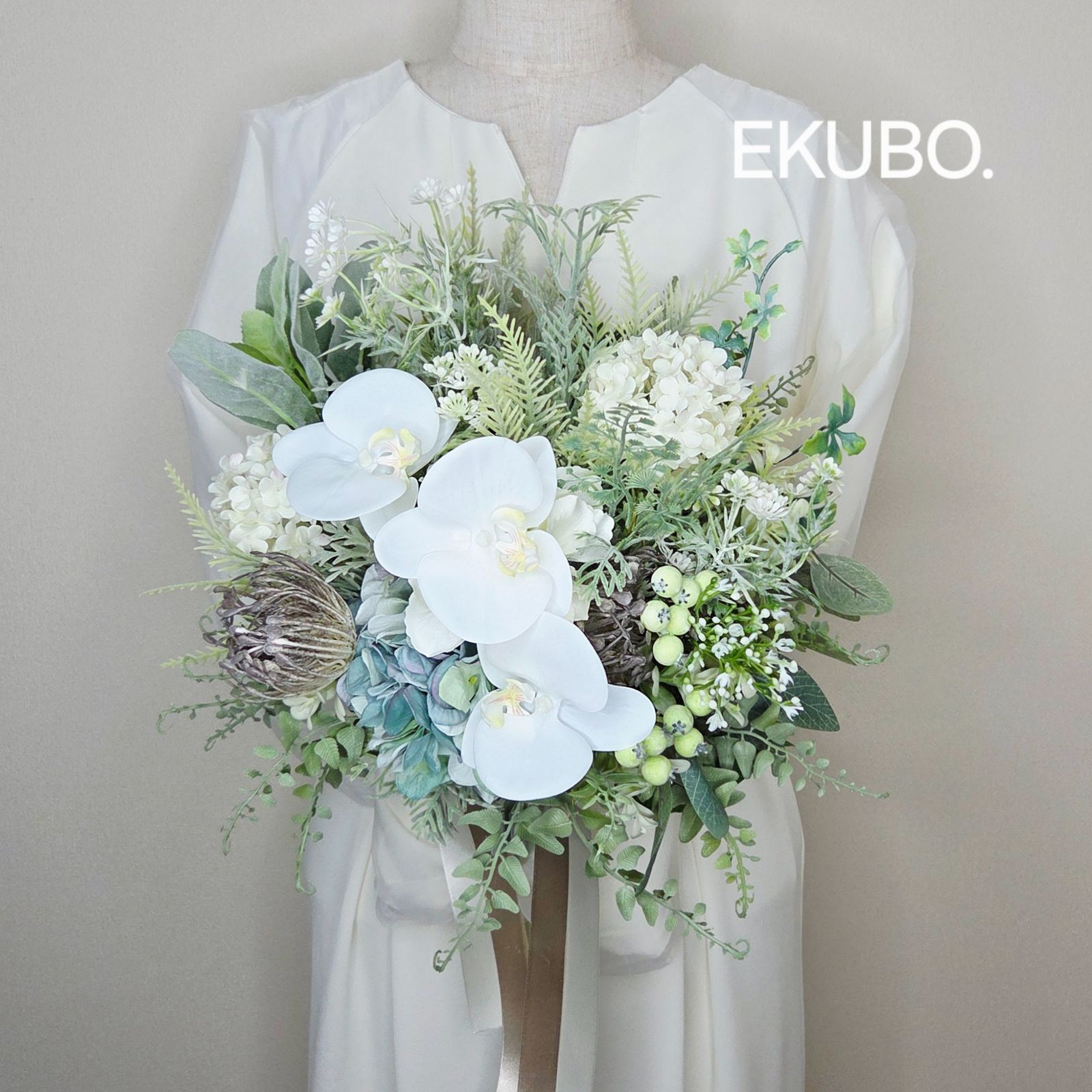 ミディ胡蝶蘭とグリーンの上品クラッチブーケ ウェディングブーケ-ブートニア j775