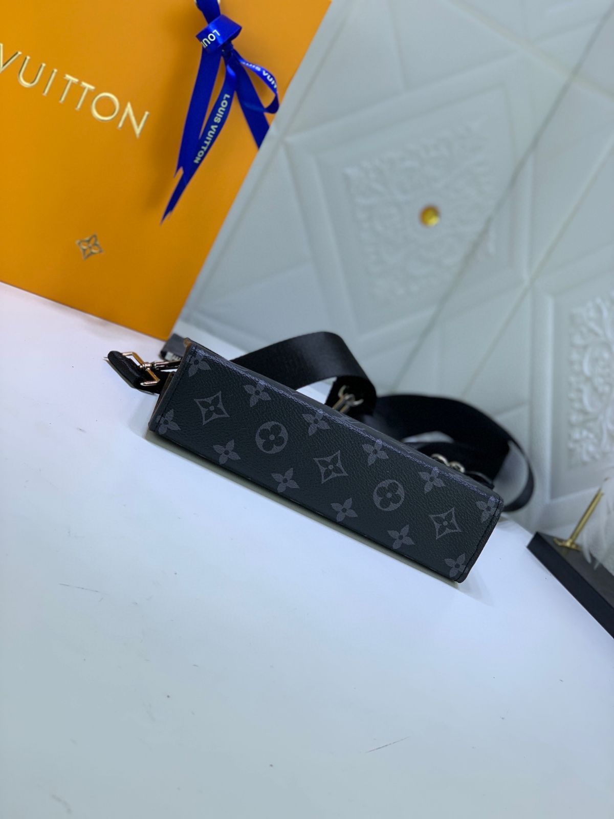 人気です LOUIS VUITTON ルイ・ヴィトン メンズ ショルダーバッグ ガストン・ウェアラブル ウォレット モノグラムエクリプス M81124