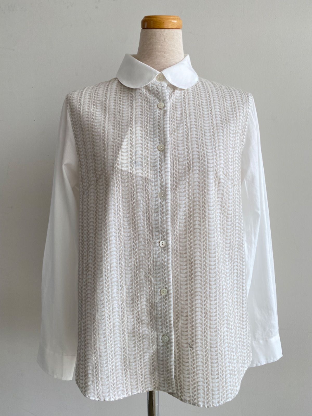 SARAHWEAR 刺繍丸襟ブラウス C52886 ホワイト