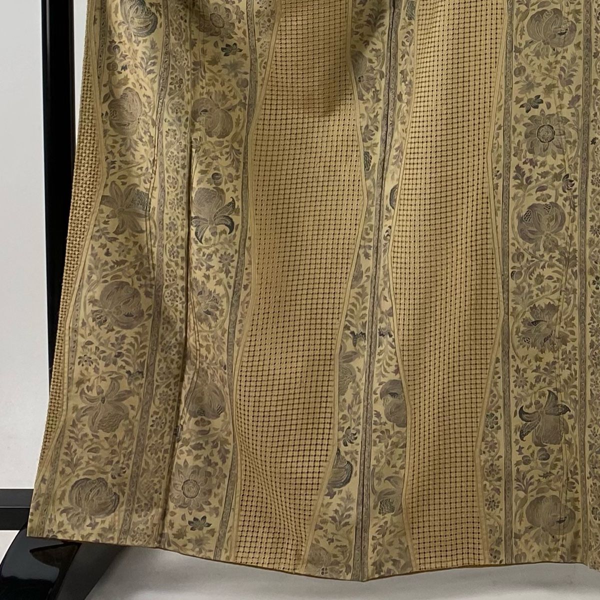 小紋 身丈164cm 裄丈67.5cm L 袷 紬地 花唐草 縦縞 刺繍 薄茶色 正絹