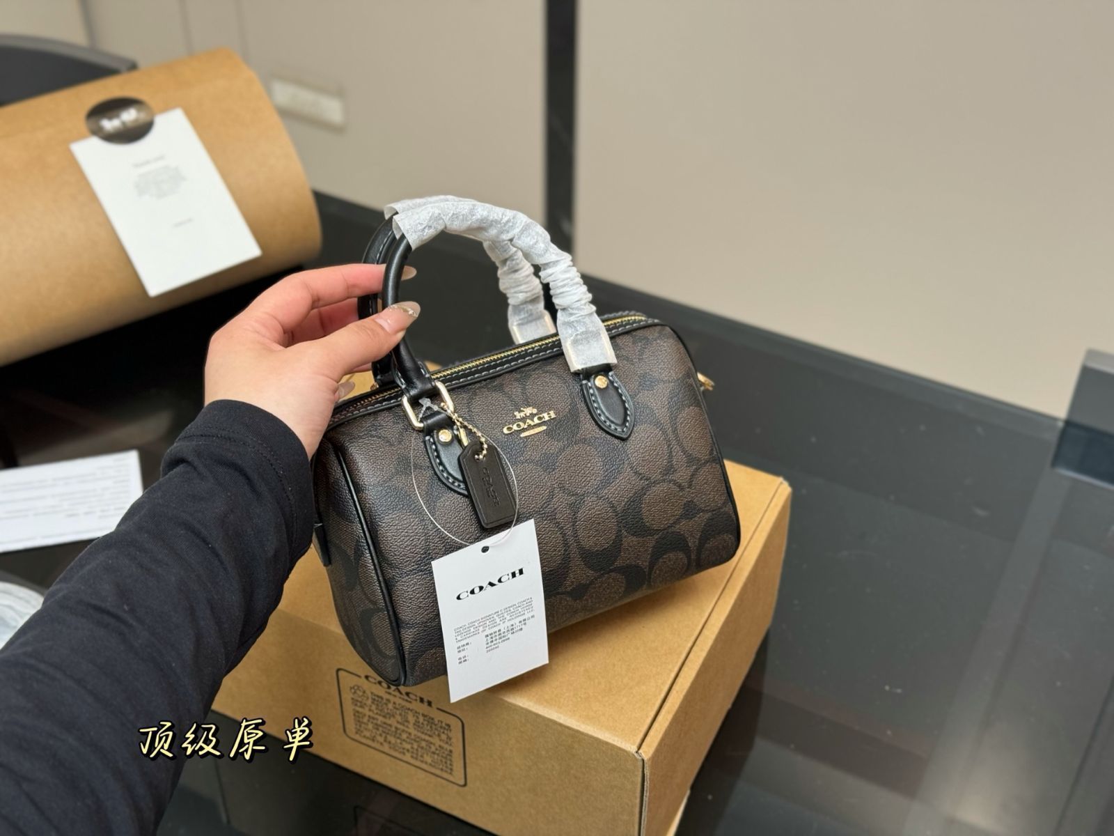 今日 COACH ミニピローバッグ 送料無料 今在庫 価格 サイズ 18×12cm