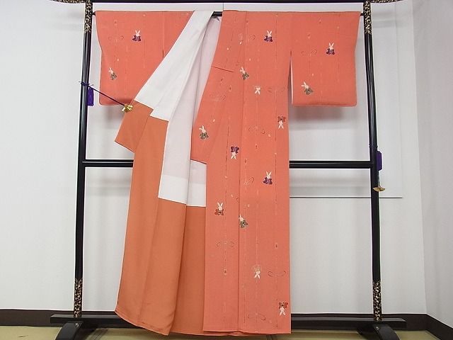 平和屋本店■極上　人形作家・ホリヒロシ　小紋　兎　金彩　鬼しぼ縮緬　鉛丹色地　逸品　CZAA0729s4 平和屋本店□極上 人形作家・ホリヒロシ 小紋 兎 金彩 鬼しぼ縮緬 鉛丹