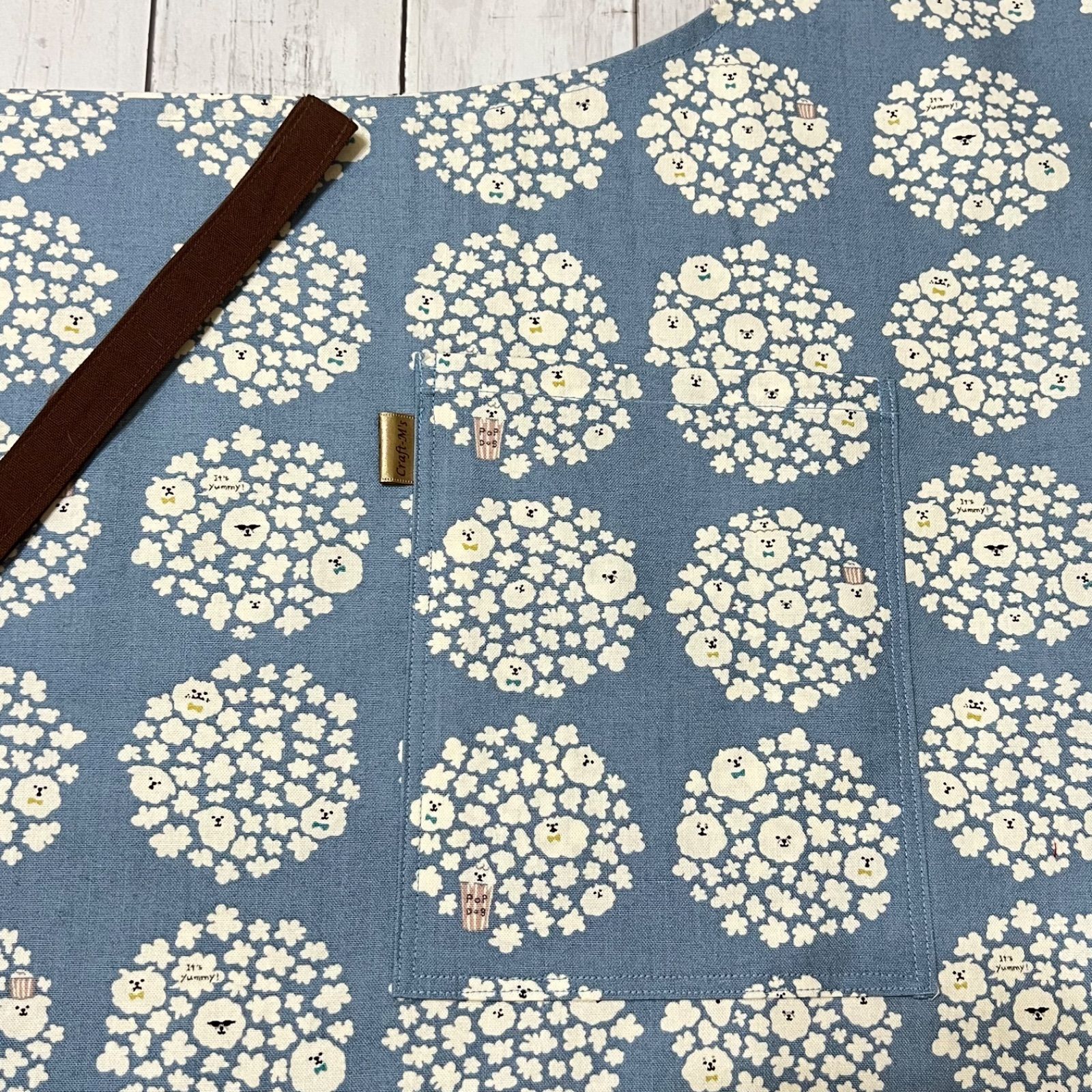 レディースエプロン　大人エプロン　ハンドメイド　北欧風　M〜Lサイズ　花柄　黒