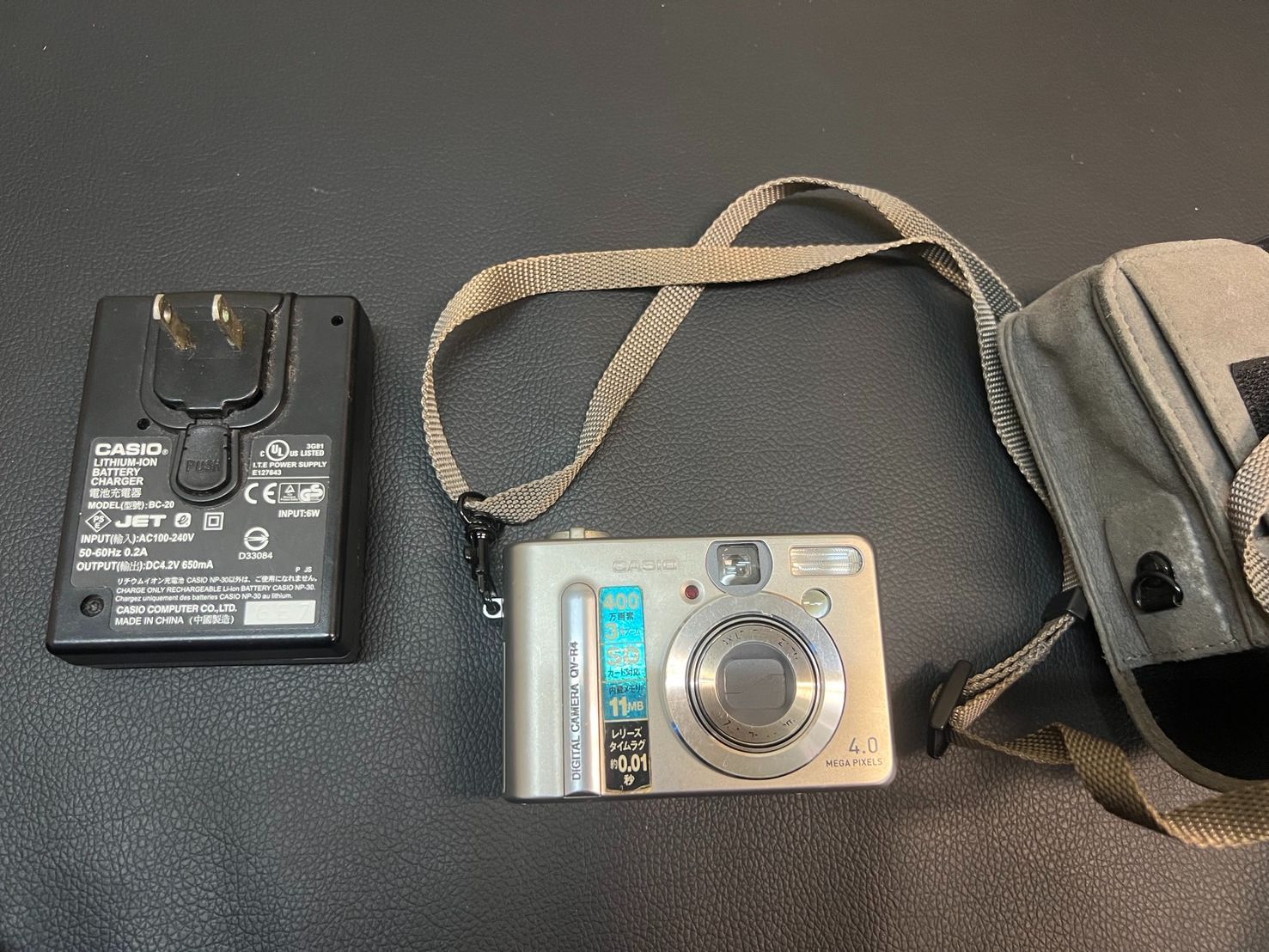 CASIO QV-R4 デジタルカメラ 400万画素 バッテリー／充電器