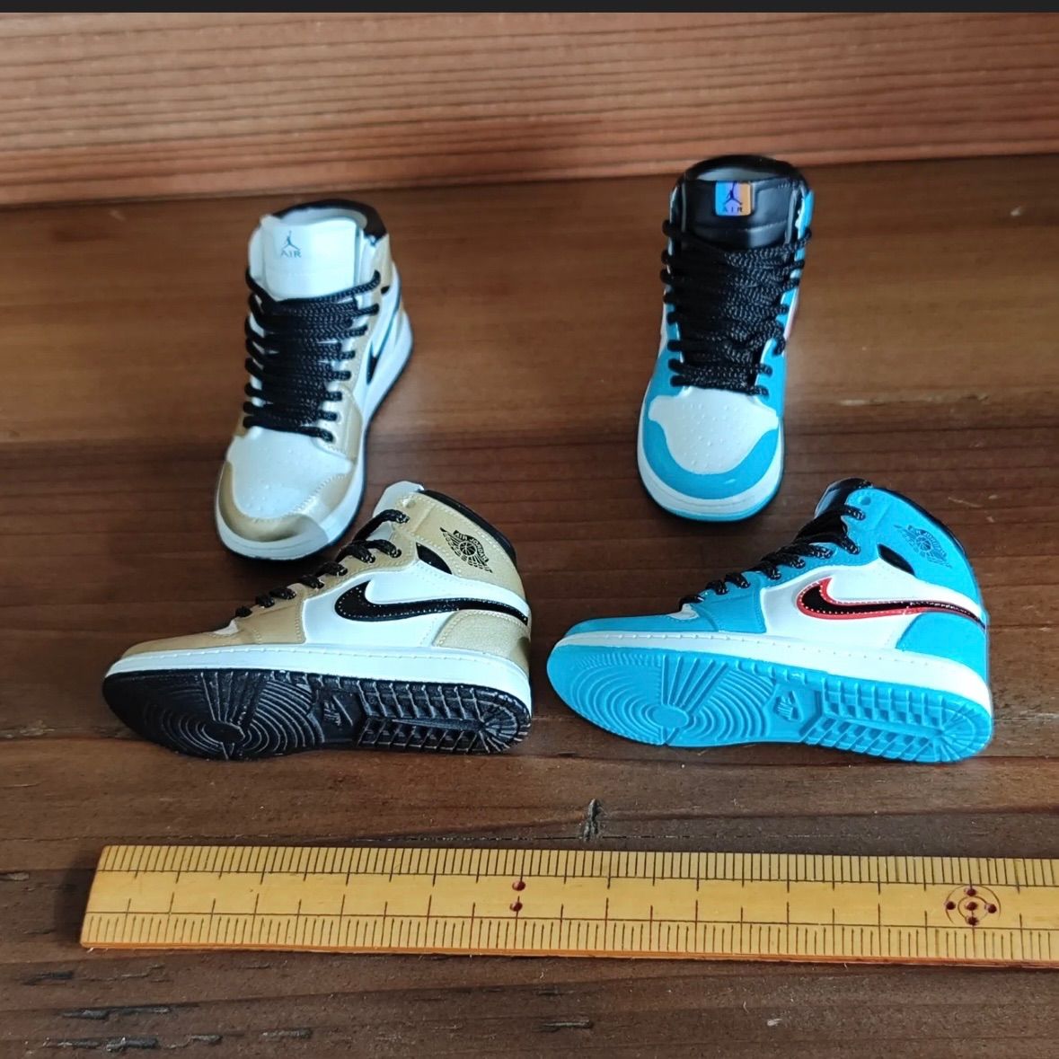 ミニチュアスニーカー　　NIKE ミニスニーカー　新品　コレクション 赤・黄】ミニチュアスニーカー 2足セット NIKE ミニスニーカー