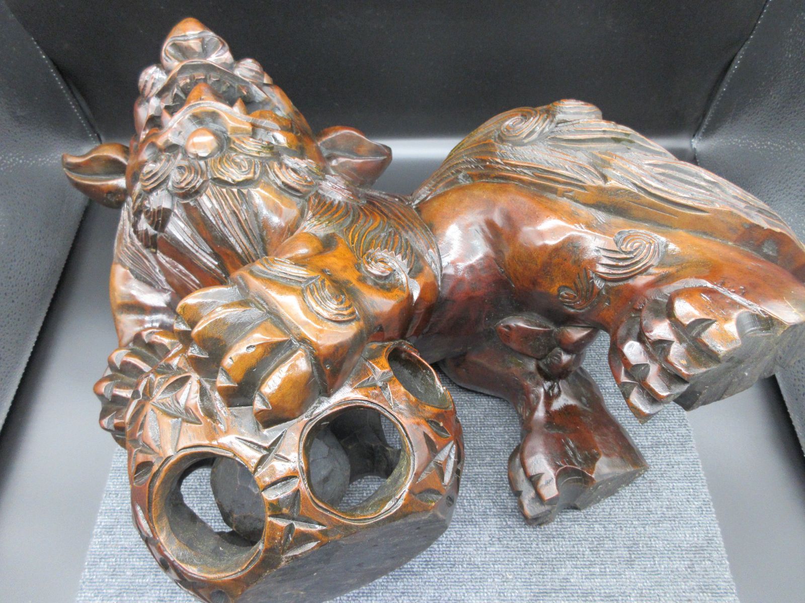 木製細工彫り玉乗り獅子 狛犬シーサー置物 開運 魔除け 縁起物 高さ24.5ｃｍ 木彫 玉乗り 駒 獅子 狛犬 シーサー (特大) 開運 縁起物 置物