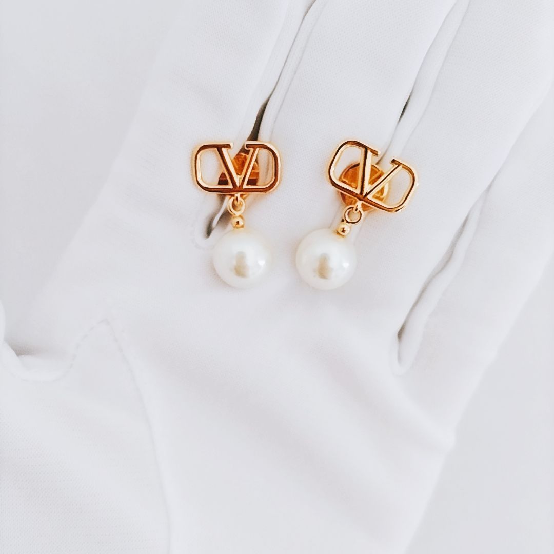 新品未使用】VALENTINO Vロゴ シグネチャー パールビーズ ピアス