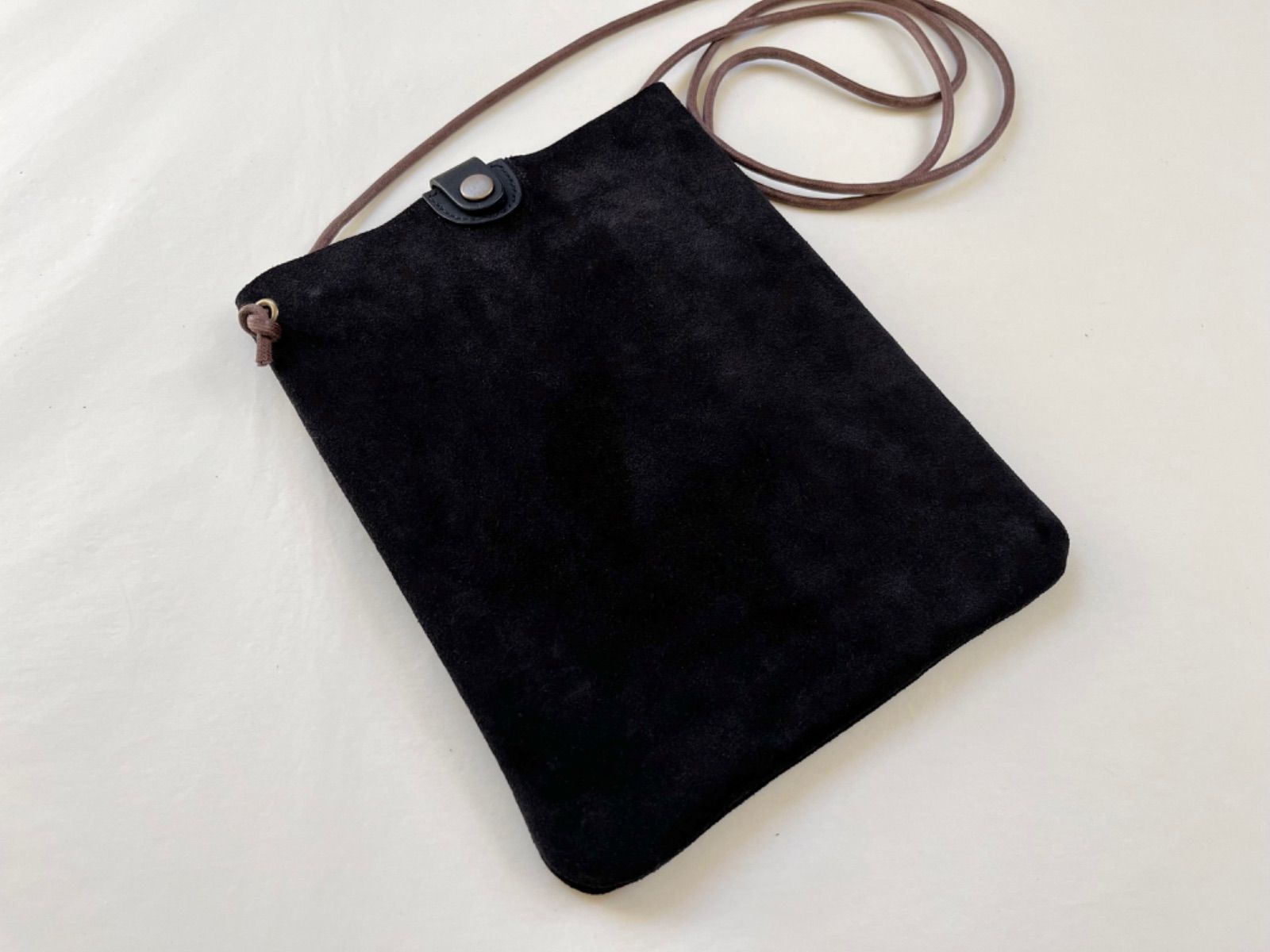 革スマホショルダー　ハンドメイド　スマホポーチ　サコッシュ　ブラック