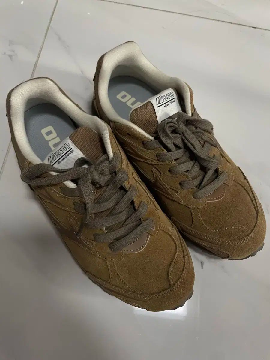 ミズノ LG60S2K スニーカー 240