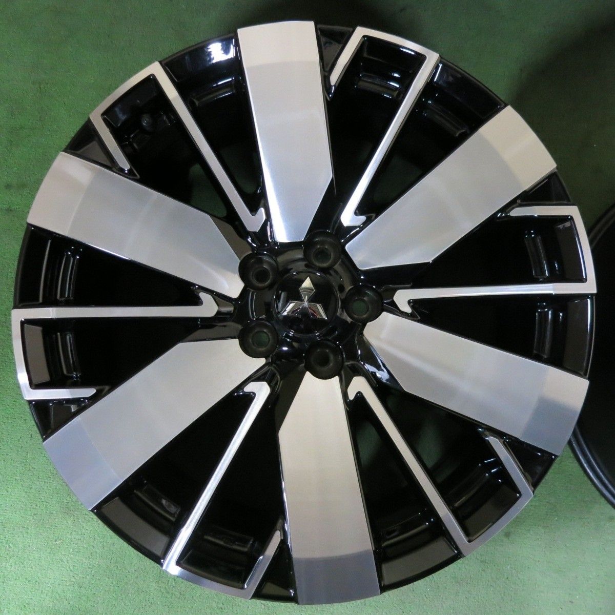 三菱アウトランダーPHEVGN0W純正20インチホイール 4本純正品1本小キズ