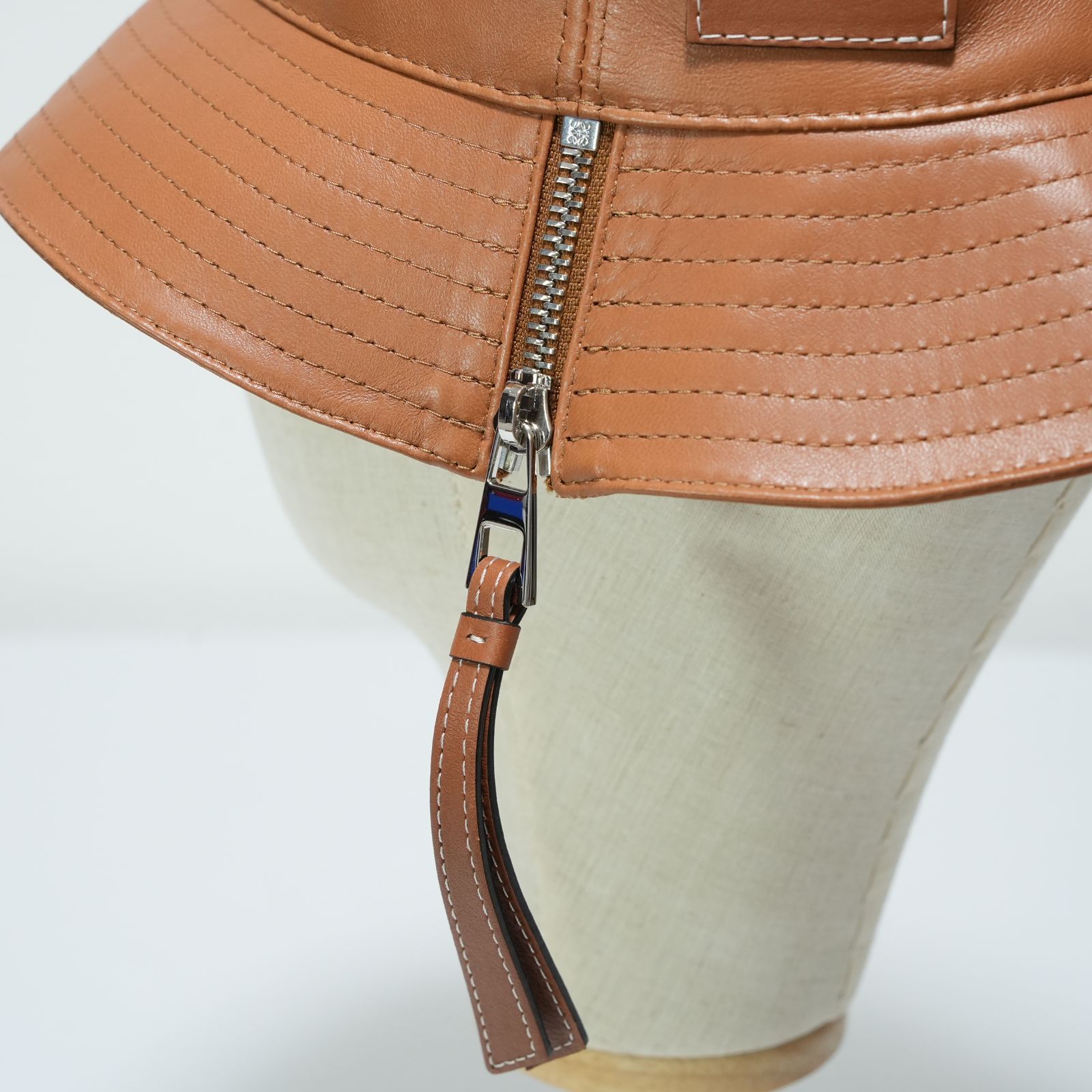 人気♡ラムレザー♡美品♡LOEWE ロエベ アナグラム バケットハット 新品未使用 ロエベ LOEWE アナグラム ラム レザー ロゴデザイン