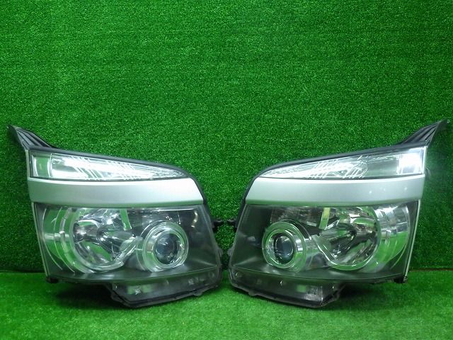 ヴォクシー 前期 ヘッドライト左右 ZRR70/75 HID 28-203 V8 バラスト付