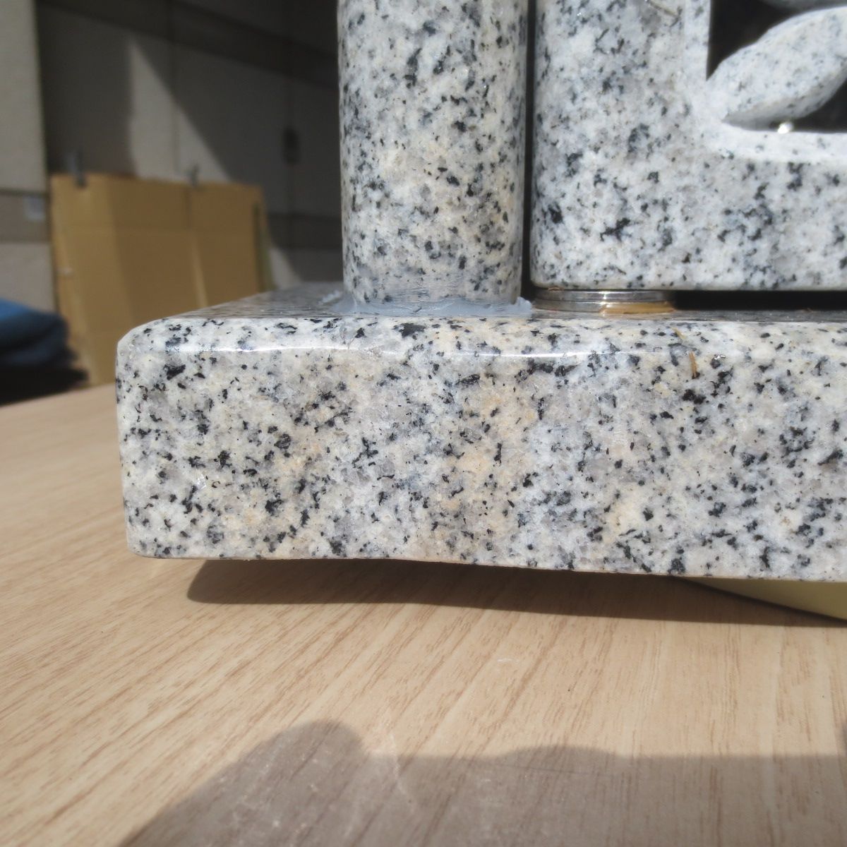 白みかげ石 線香を寝かせる