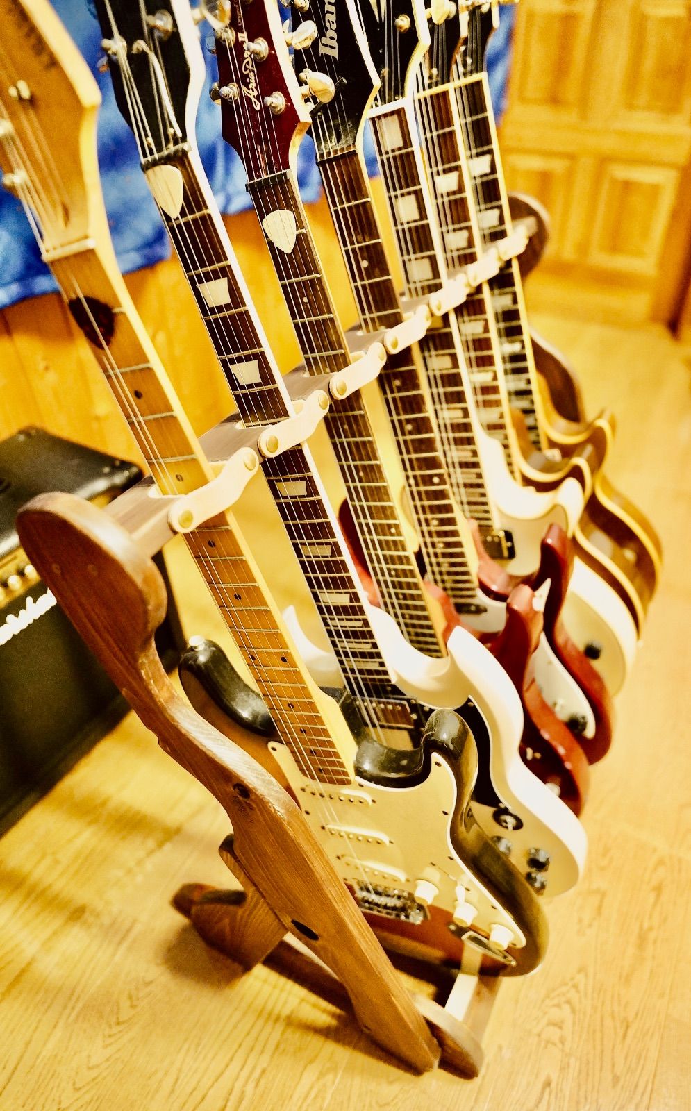 24時間以内に発送 手作り木工 木製ギタースタンド ニス仕上げ キャスター 転倒防止ベルト