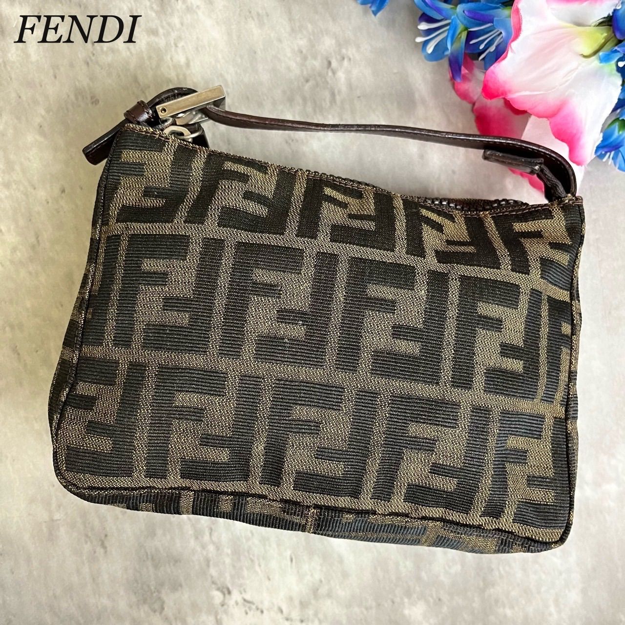 ✨良品✨ FENDI フェンディ アクセサリーポーチ ハンドバッグ 小物入れ ズッカ柄 シルバー金具 総柄 ロゴ型押し ロゴプレート キャンバス レザー  レディース ブラウン 茶色 - メルカリ